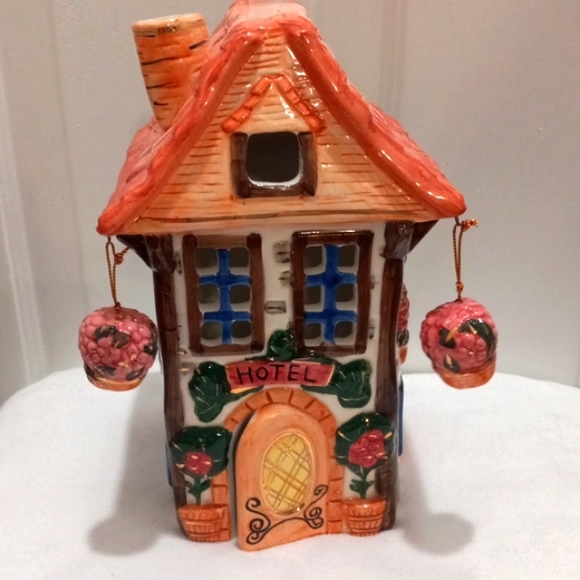 Two Cosy Cottages W/Easter Set Up - Picture 4 of 8